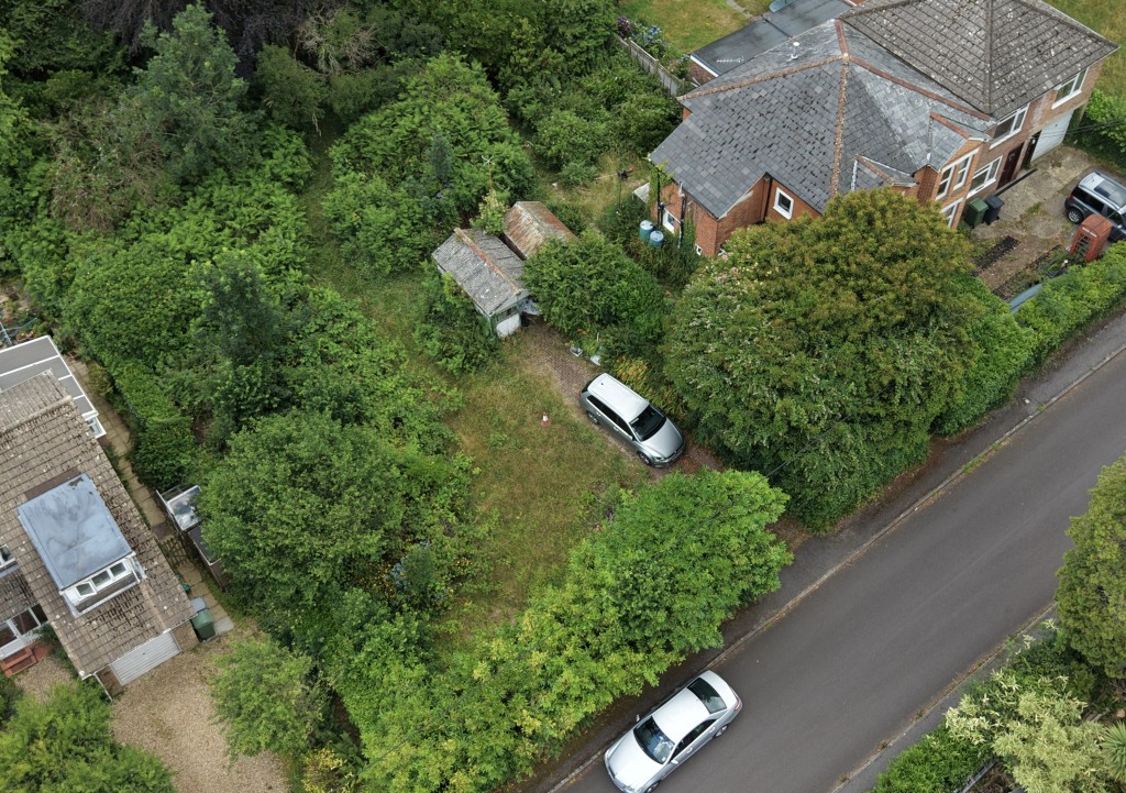 Lot: 169 - HOUSE FOR IMPROVEMENT - Aerial view of the house and plot